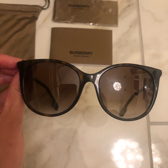 🔥NEW BURBERRY BEST SELLER SUNGLASSES 🔥 - Picture 9 of 13